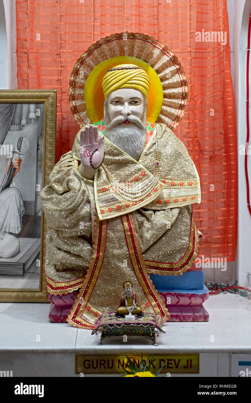 Une statue de Guru Nanak Dev Ji, le fondateur du Sikhisme . Au Satya Narayan Mandir temple hindou à Elmhurst, Queens, New York City Banque D'Images