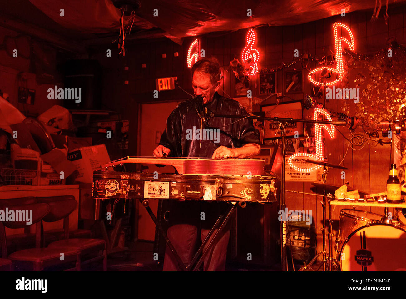 Clarksdale, Mississippi, États-Unis - 23 juin 2014 : le musicien de blues à jouer sur les Rouges Salon en Clarksdale, Mississippi, USA. Banque D'Images