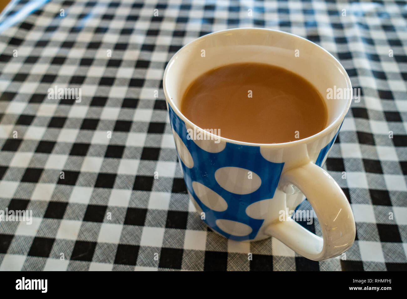Libre d'une tasse de thé sur une nappe vérifié dans un café à Doncaster, dans le Yorkshire, Angleterre Banque D'Images