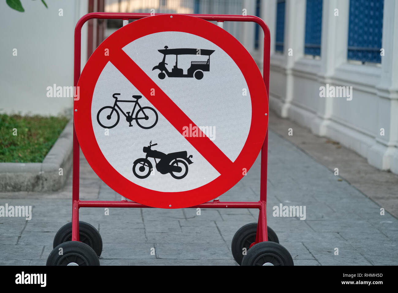 Un "No Entry" dans le parc de Wat Boworniwet, Bangkok, Thaïlande, entre autres l'interdiction de l'entrée de tuk-tuks, La Thaïlande est un véhicule à trois roues, mini-taxis Banque D'Images