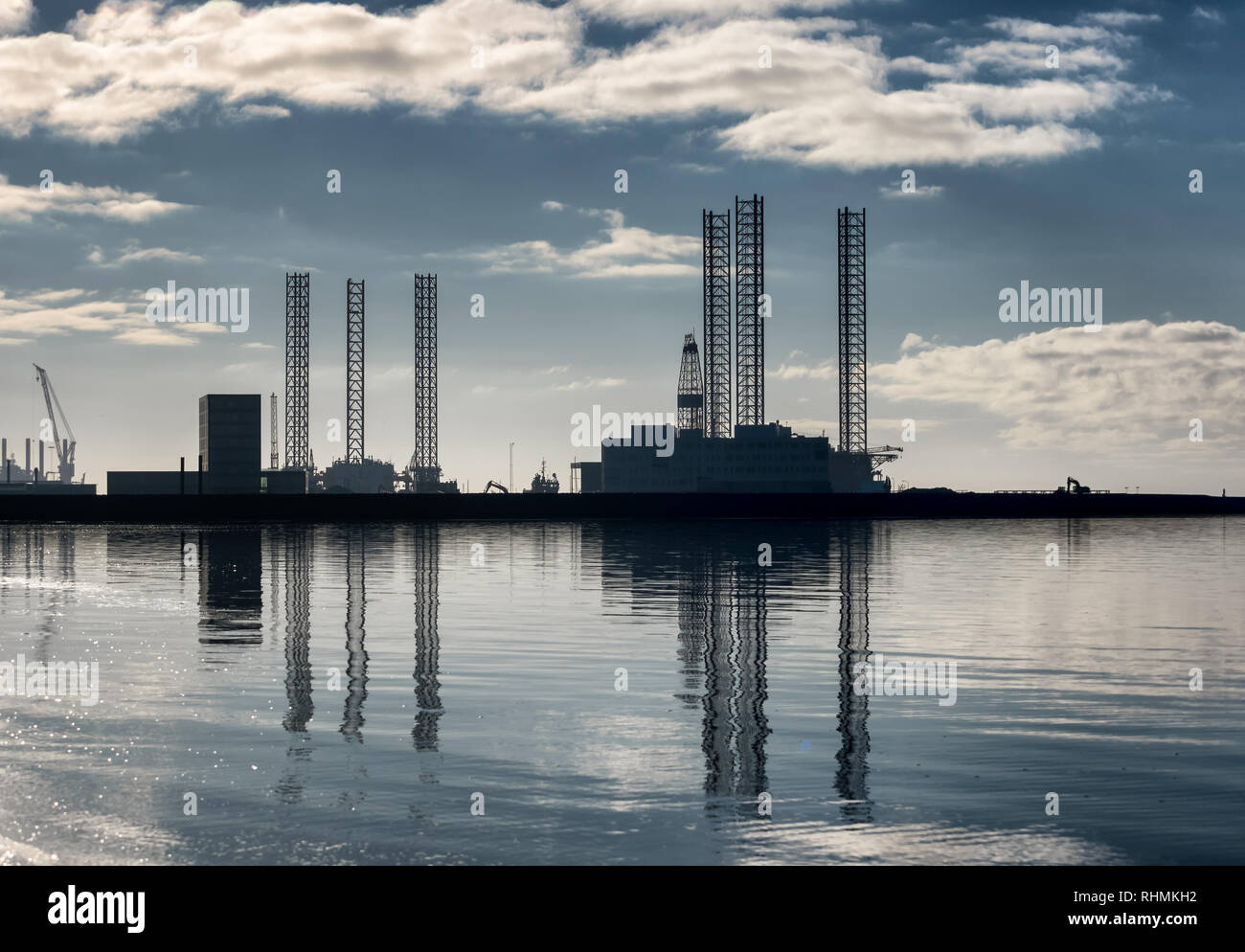 Esbjerg port pétrolier offshore en silhouette sur une journée ensoleillée, au Danemark Banque D'Images