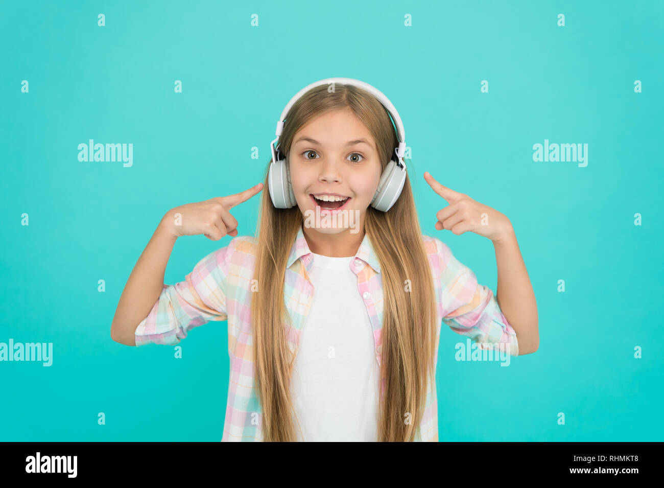 L Ecoute De Sa Chanson Preferee La Musique Rend Heureuse Petite Fille Enfant Ecouter De La Musique Petit Enfant Heureux De Profiter De La Musique Jouant Dans Des Ecouteurs Adorable Musique Fan Photo