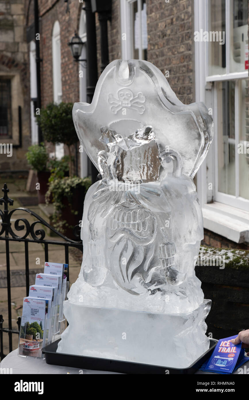 Pirate face Ice Sculpture, Ice Trail, Lendal Bridge, York, North Yorkshire, Angleterre, Royaume-Uni. Banque D'Images