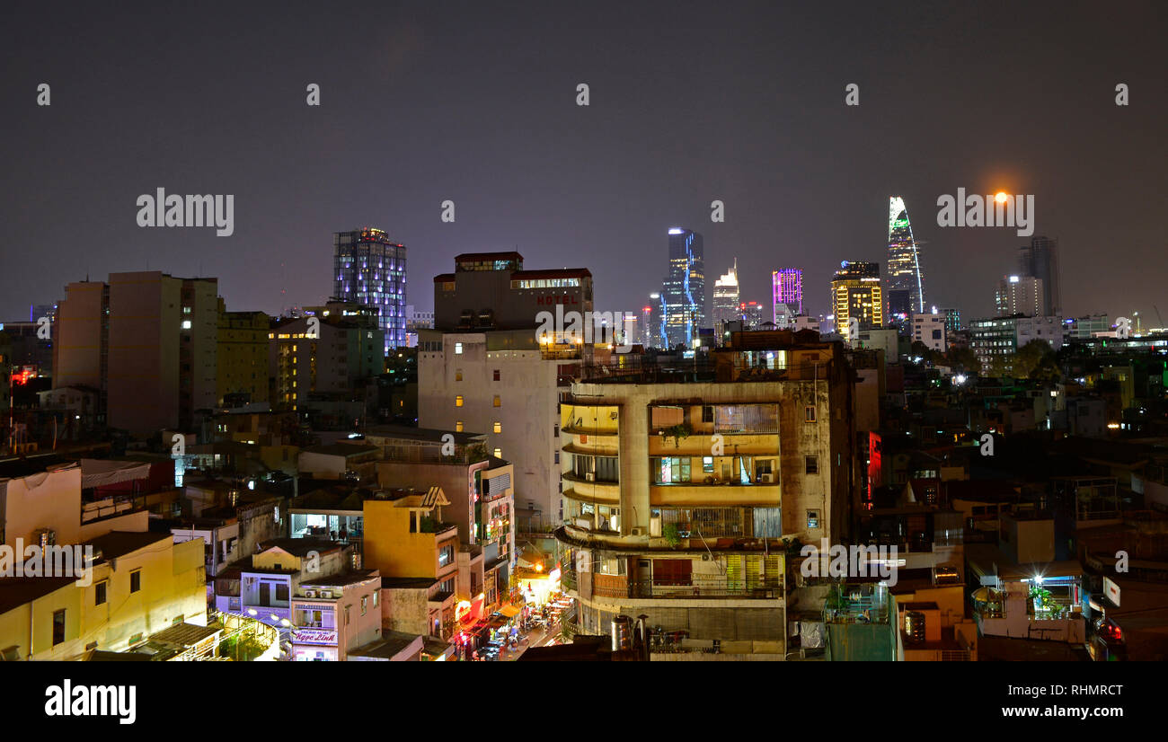 Ho Chi Minh Ville, Vietnam - 2 janvier 2018. La pleine lune et la ville de Saigon en regardant vers la Bitexco Financial Tower dans District 1. Prises de Banque D'Images