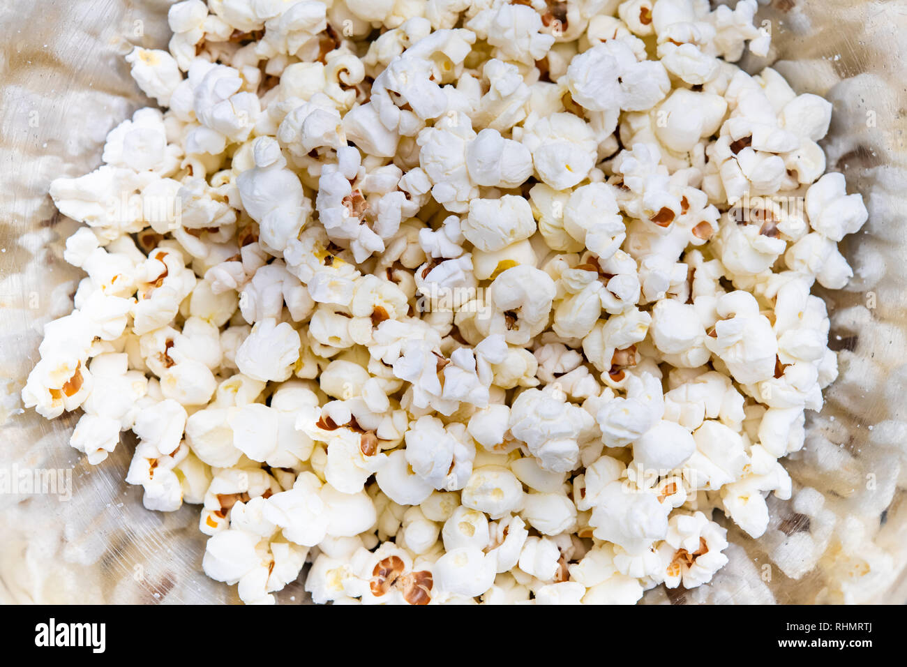 High angle view full frame du popcorn cuit effet texture background Banque D'Images