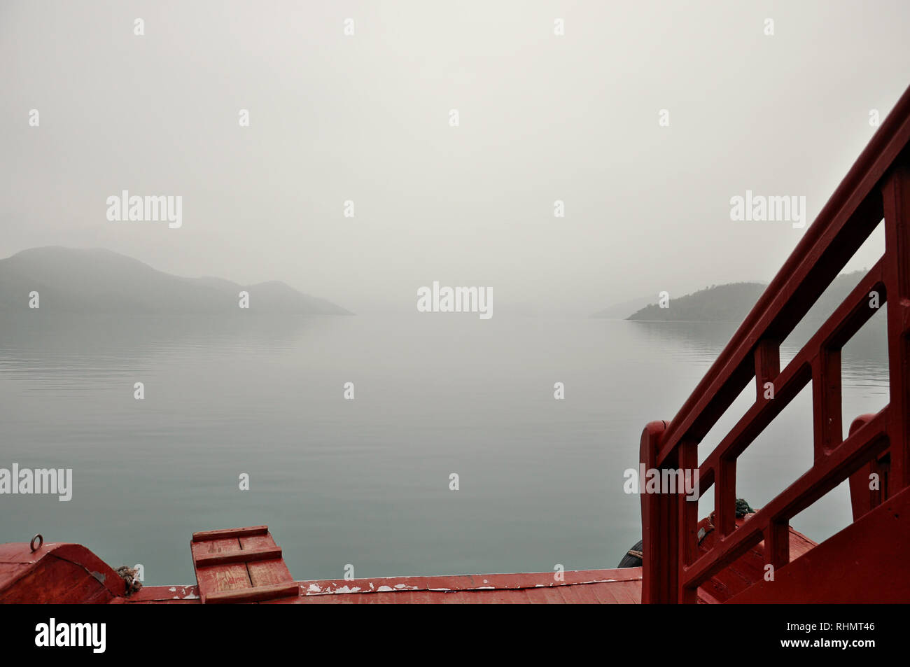 Matin brumeux vue depuis un bateau dans la baie Bai Tu Long, Vietnam Banque D'Images