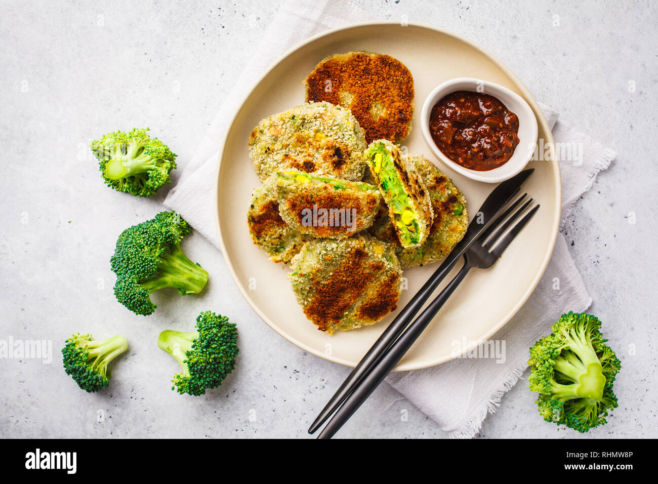 Veggie vert les escalopes dans un plat blanc avec sauce tomate sur fond blanc. Vegn saine food concept. Banque D'Images