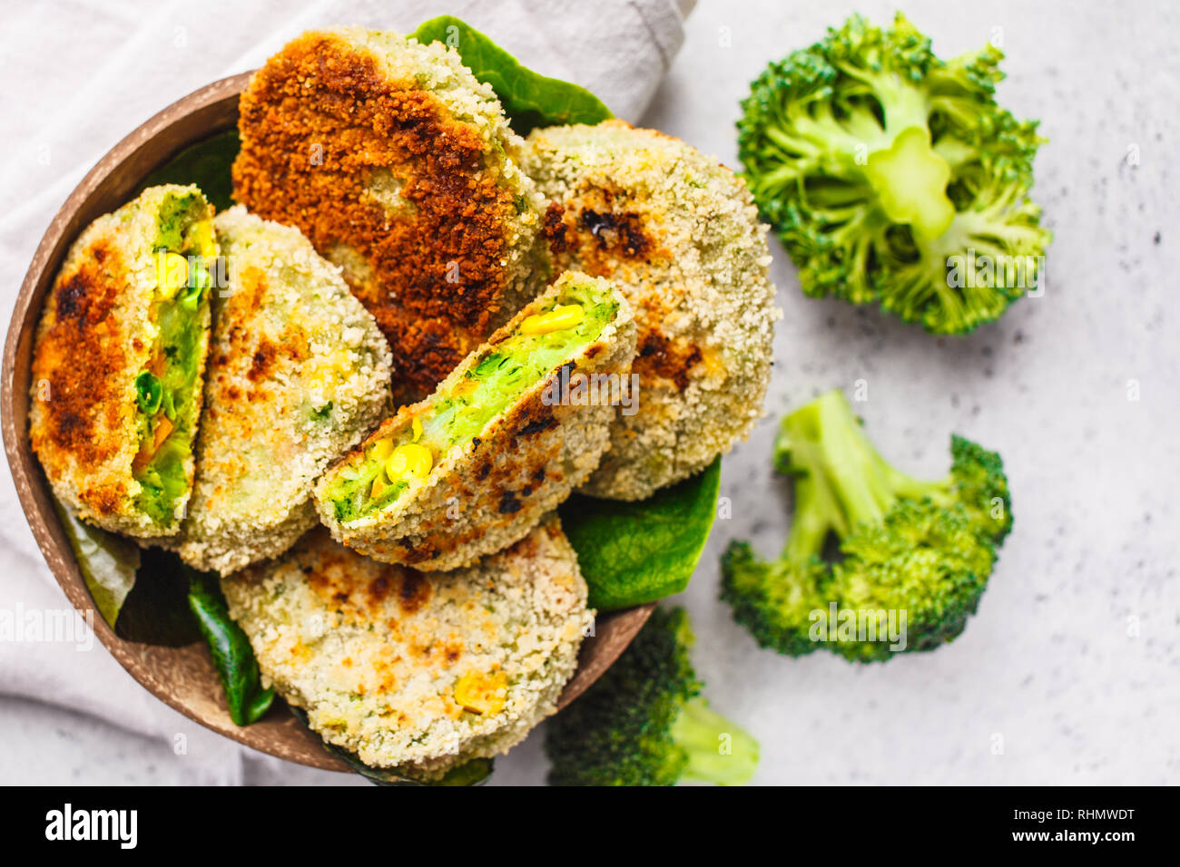 Veggie vert escalopes dans coco plat sur fond blanc. Vegn saine food concept. Banque D'Images