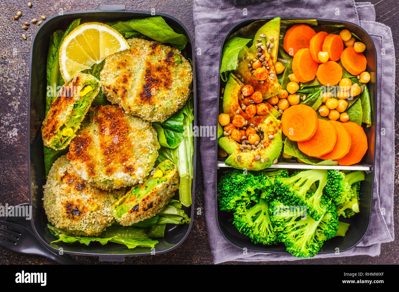Préparation des repas sains avec des contenants green burgers, le brocoli, les pois chiches et salade verte sur fond sombre. Banque D'Images