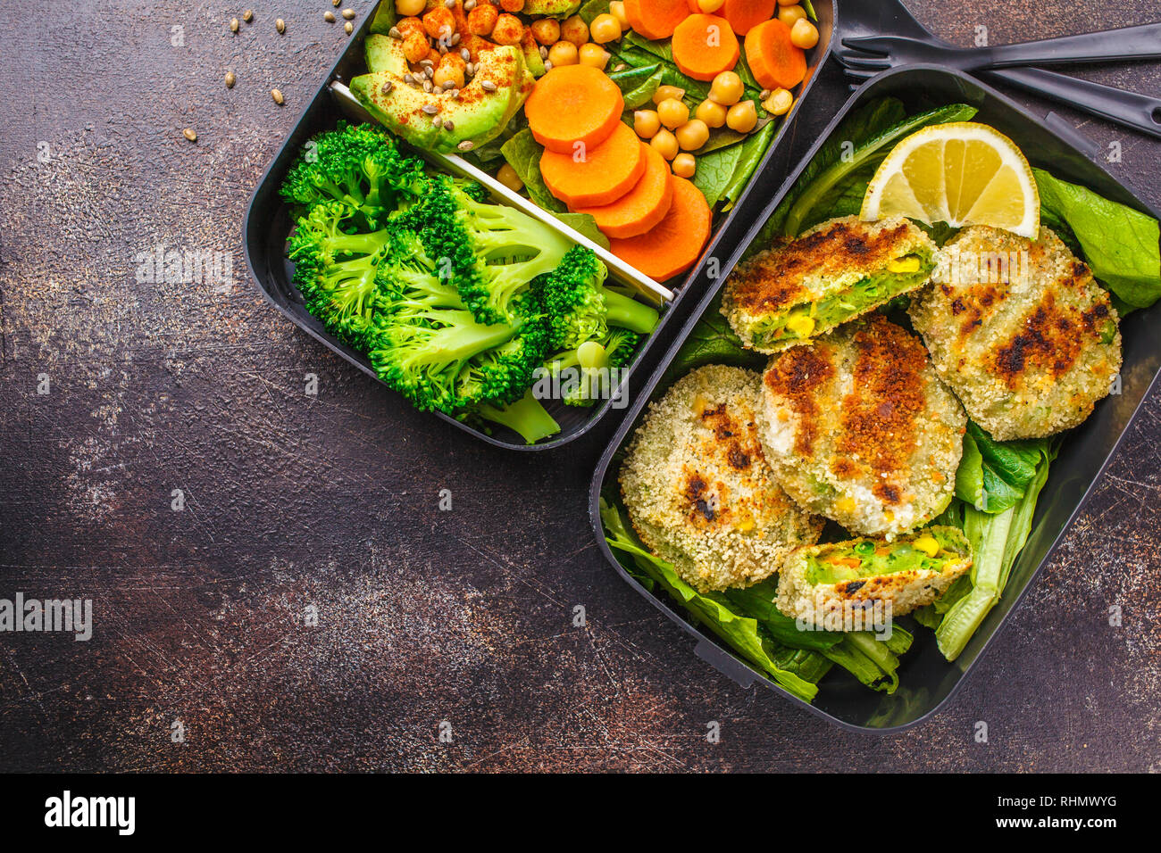 Préparation des repas sains avec des contenants green burgers, le brocoli, les pois chiches et salade verte sur fond sombre. Banque D'Images