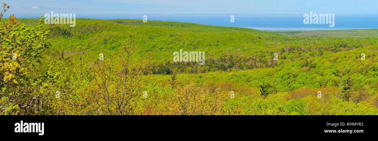 Vue sur le lac Supérieur de la tour du sommet, sommet des montagnes Porcupine, sentier de Crête Wilderness State Park, Ontonagon, Michigan, USA Banque D'Images