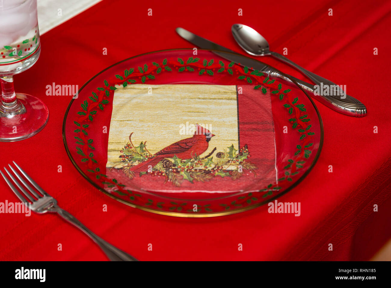 Une table traditionnelle la fixation de l'ensemble prêt pour un repas en famille Banque D'Images