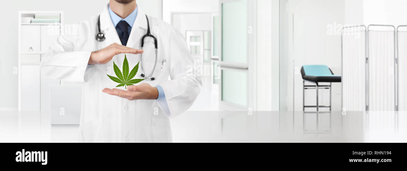 Mains avec de la marijuana cannabis médical médecin icône avec la clinique de l'arrière-plan, l'espace de copie et modèle de page web Banque D'Images