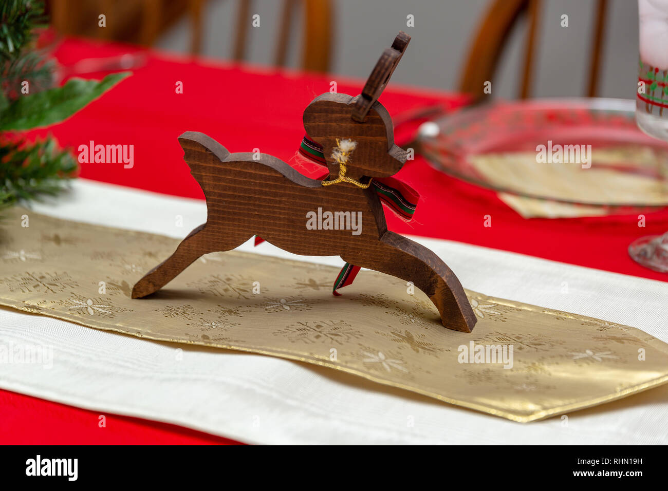 Un renne en bois faits à la main sur une table de décoration Banque D'Images