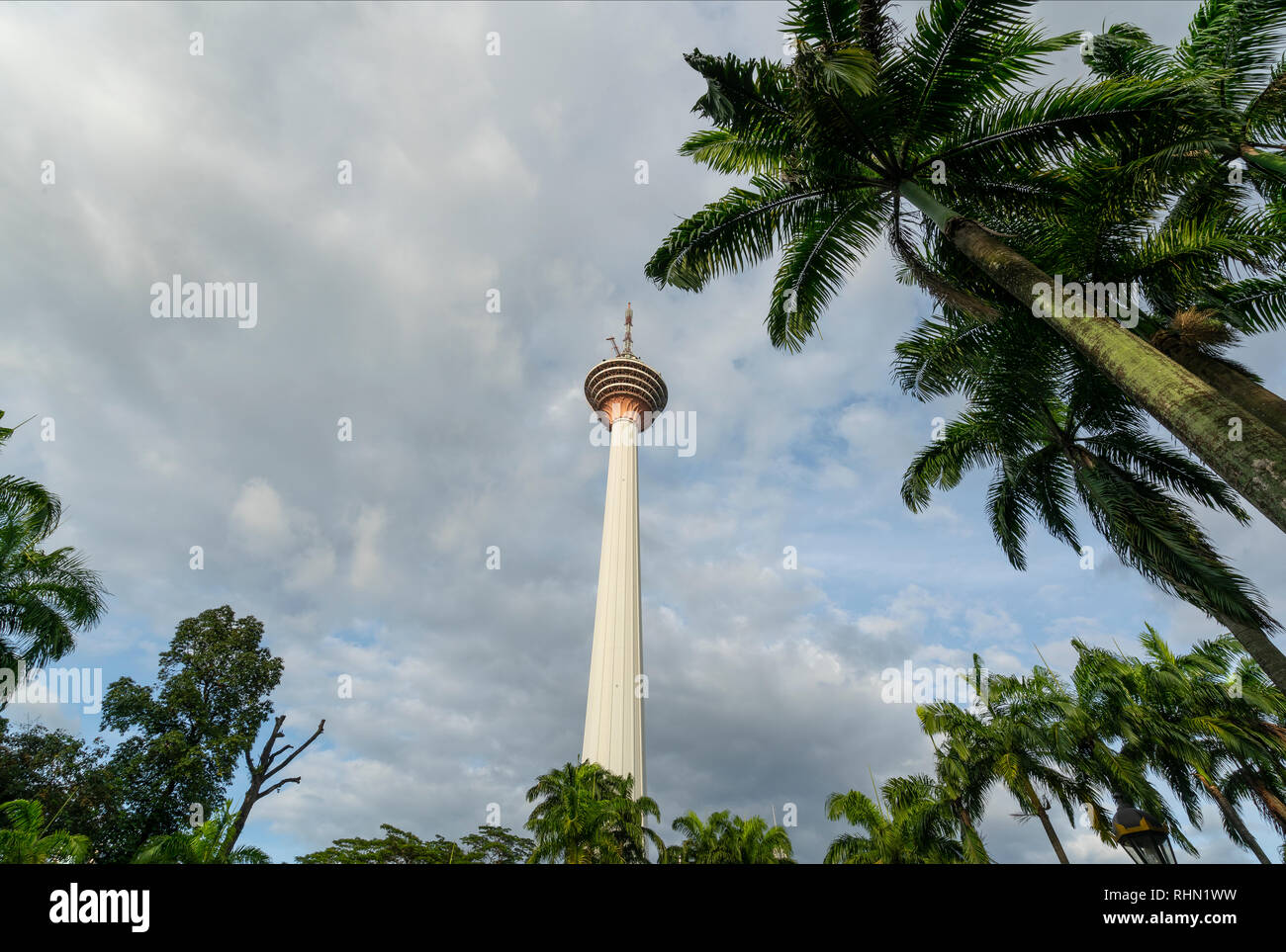 Une vue de dessous de la tour Menara à Kuala Lumpur, Malaisie. Banque D'Images