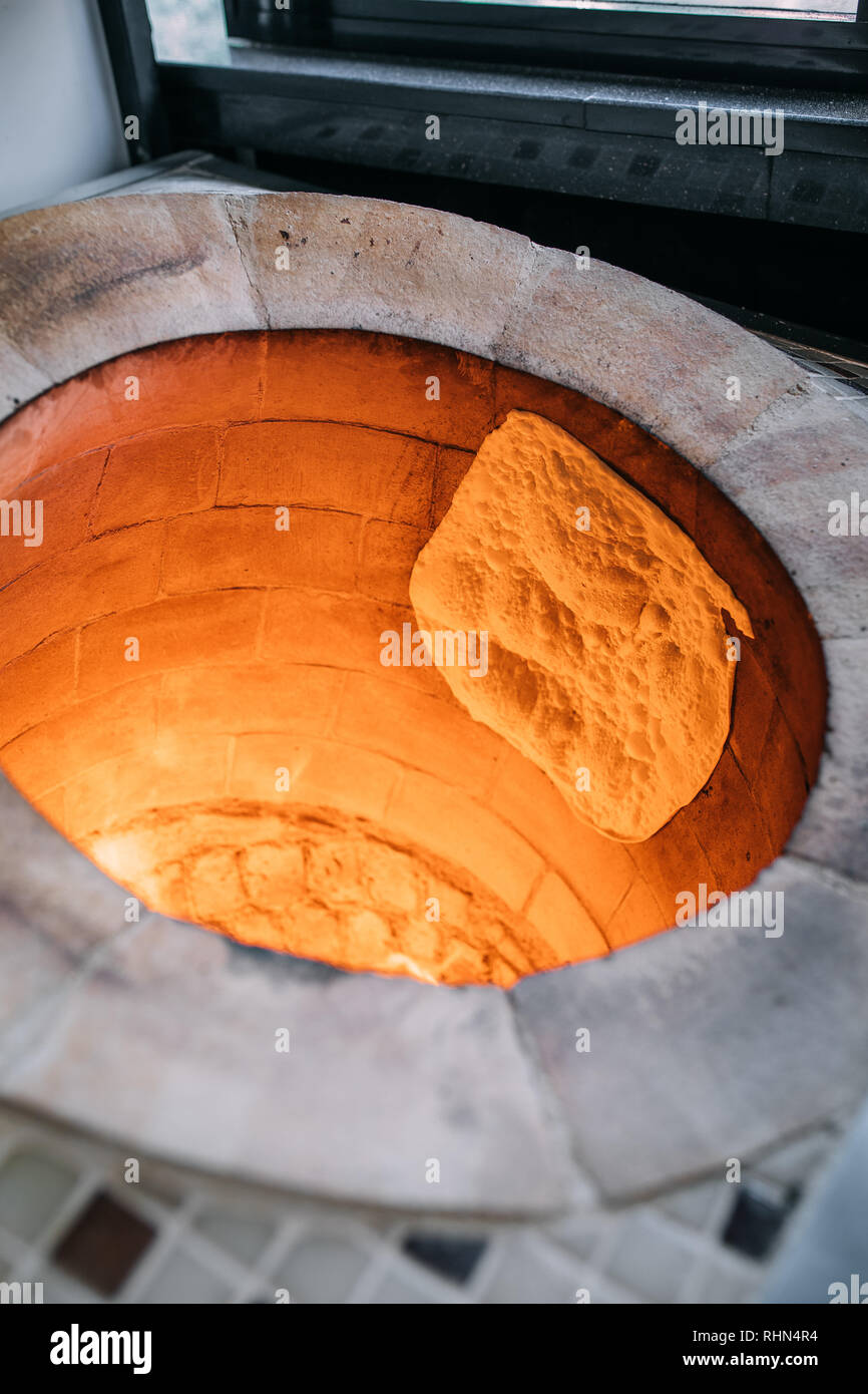 Bain turc traditionnel en pierre au feu de bois four à briques et pâte à  pain pita ou pide. Cette pierre pour four pide turc ou de pain pita. Aussi  connu comme