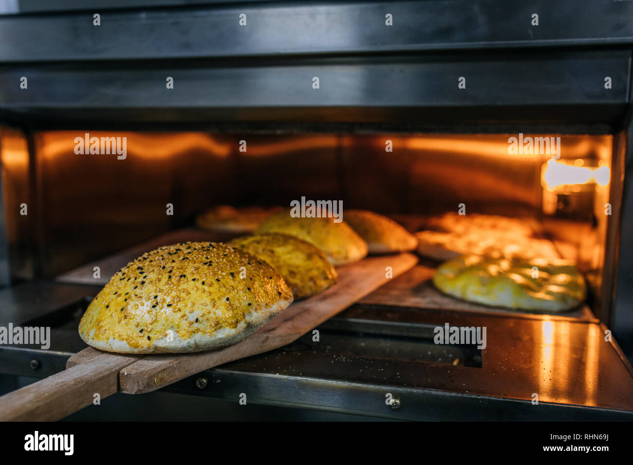 Pita turc traditionnel ou pide pain dans un four ou une cuisinière.  Boulangerie ou boulangerie concept image Photo Stock - Alamy