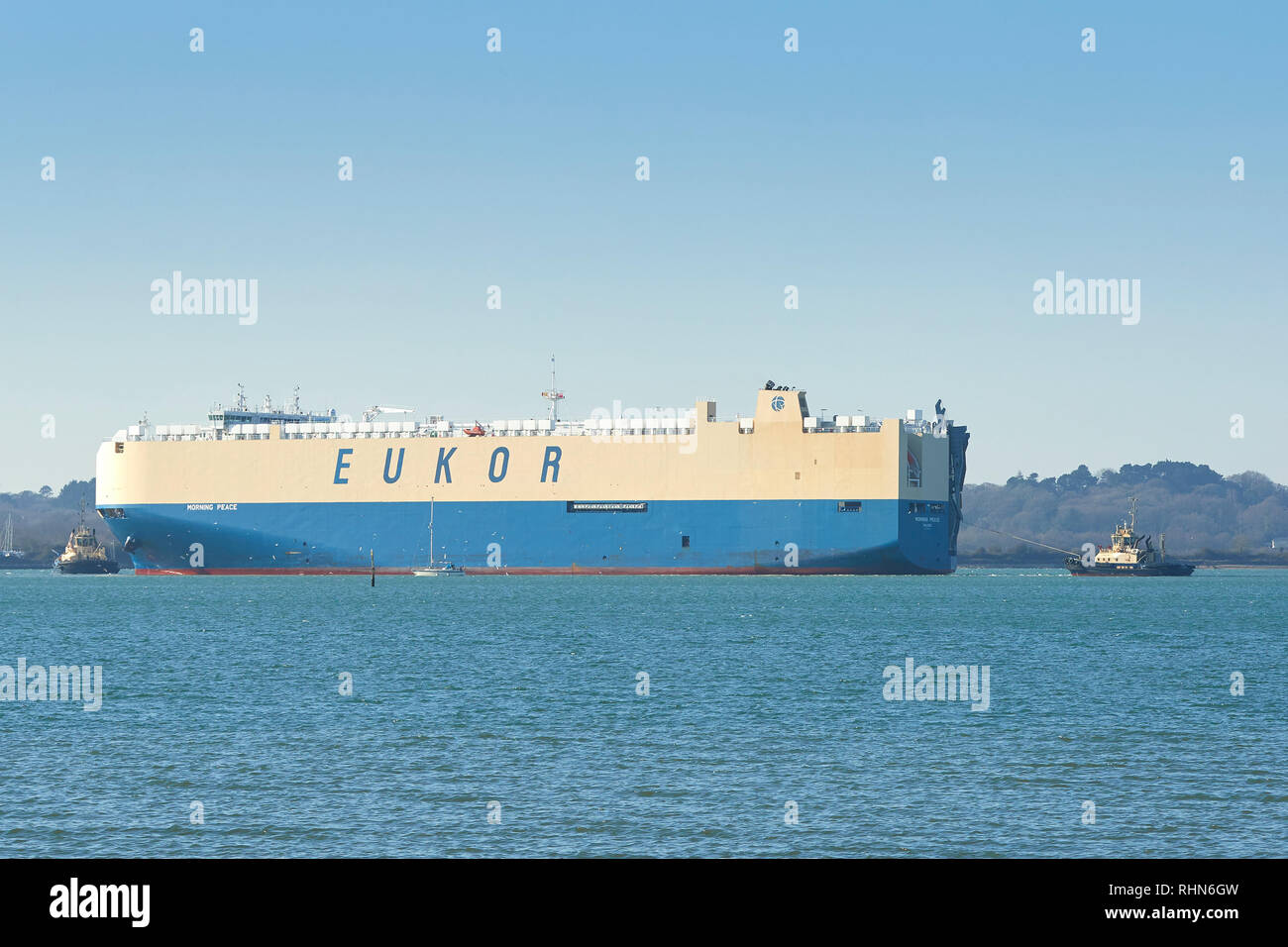 L'EUKOR Car Carrier Ship MATIN LA PAIX, entre dans le Port de Southampton, Royaume-Uni. Banque D'Images