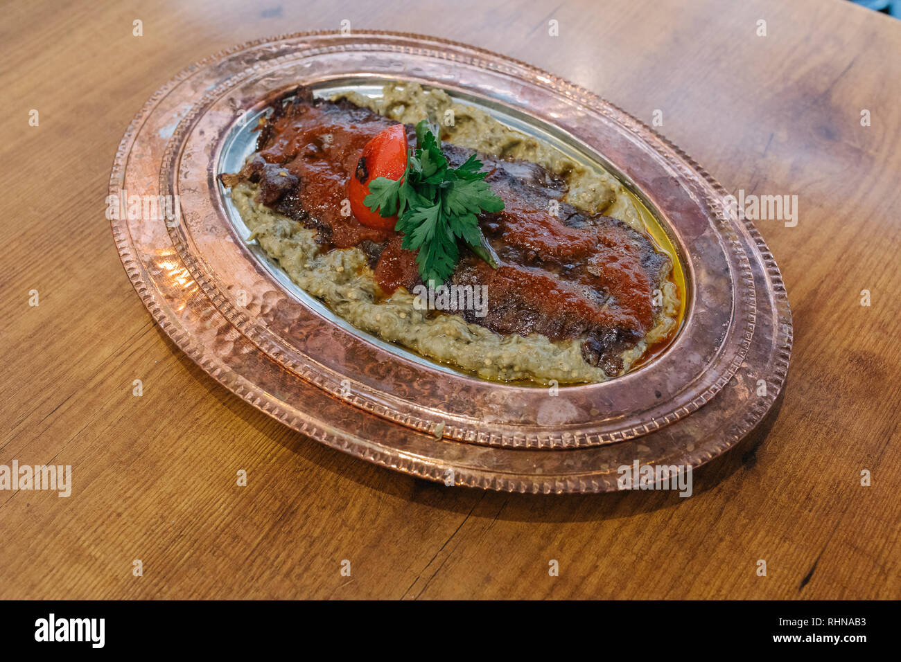 Urkish, Doner kebab Gyros ou shawarma. Doner kebab turc traditionnel viande, iskender, gyros shawarma ou sur la plaque de cuivre dans le Banque D'Images
