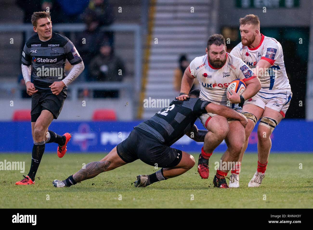 Vente, UK. 06Th Feb 2019. Vente Requin, Joe Jones est abordé par Newcastle Falcons Josh Matavesi le 3 février 2019, un stade Bell J, la vente, l'Angleterre ; Rugby Premiership Cup, Sale Sharks vs Newcastle Falcons Crédit : Terry Donnelly/News Images Nouvelles Images /Crédit : Alamy Live News Banque D'Images