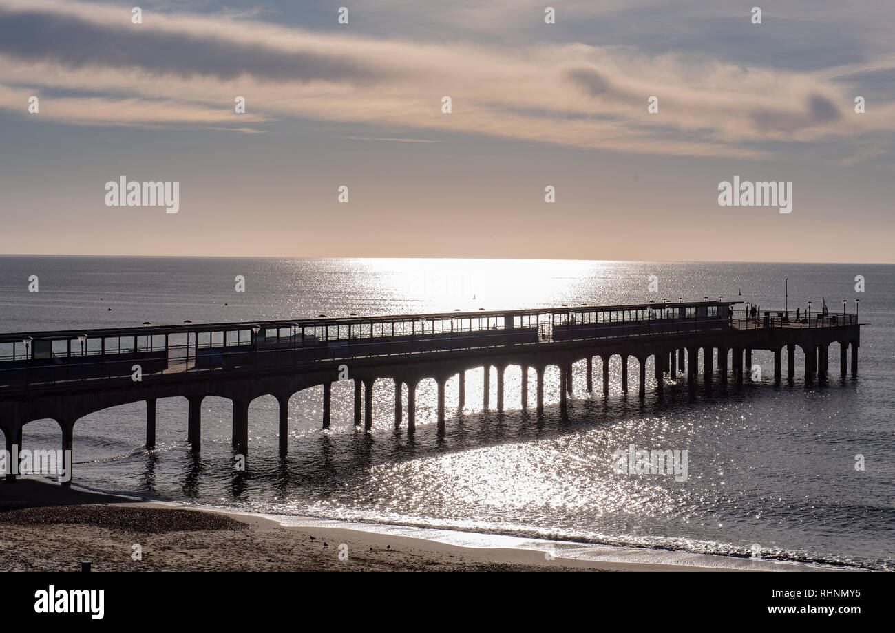 Boscombe, Dorset, UK. 3 février 2019. Météo France : lumineux et ensoleillé du matin d'hiver à la plage de Boscombe. La célèbre jetée est découpé sur le brillant soleil du matin à la station côtière de Boscombe. Credit : DWRAlamy Live News Banque D'Images