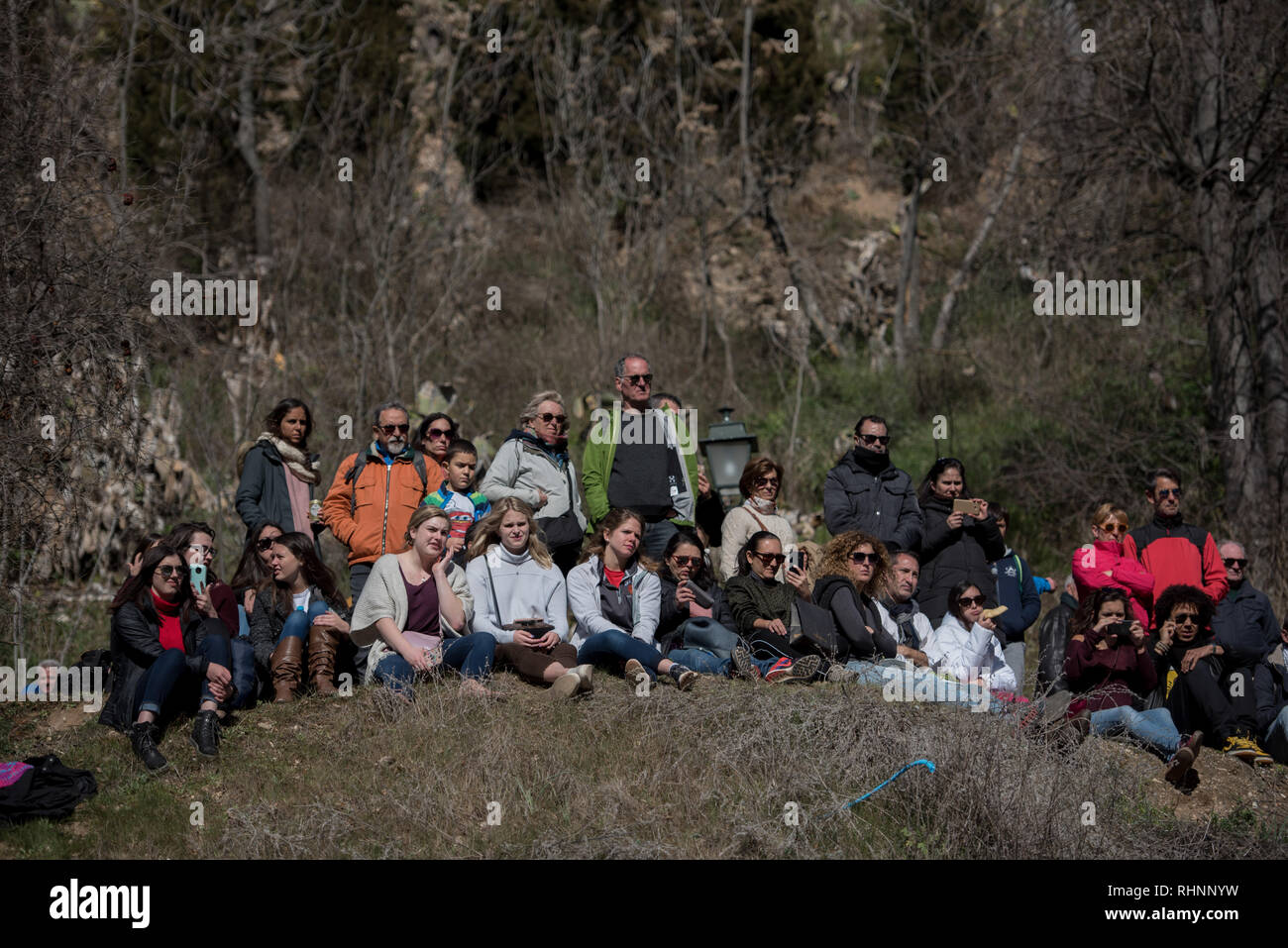 Vu les gens à regarder le spectacle de flamenco au cours de la fête. Chaque année, des milliers de gens de Grenade venus célébrer dans le quartier du Sacromonte le pèlerinage de San Cecilio. Ici ils distribuent le pain avec du sel et de l'huile appelée 'salaillas' et les haricots pendant que les gens profiter d'un spectacle de danse flamenco. Banque D'Images