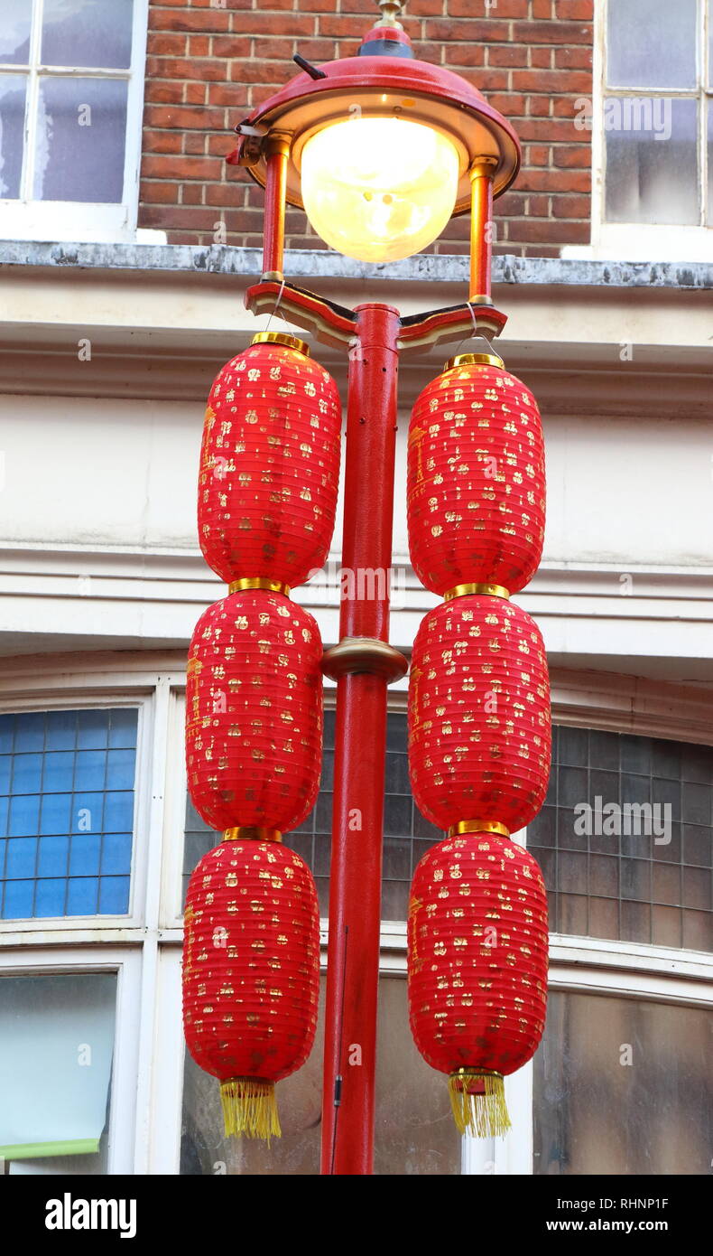 Londres, Royaume-Uni. 3, 2019. Lanternes chinoises vu suspendu à un éclairage public. Le Chinatown de Londres est prêt pour le Nouvel An chinois, l'année du cochon, les nouvelles lanternes chinoises sont en place, les décorations sont finis pour le Nouvel An chinois, qui débute officiellement le 5 février. Credit : Keith Mayhew SOPA/Images/ZUMA/Alamy Fil Live News Banque D'Images