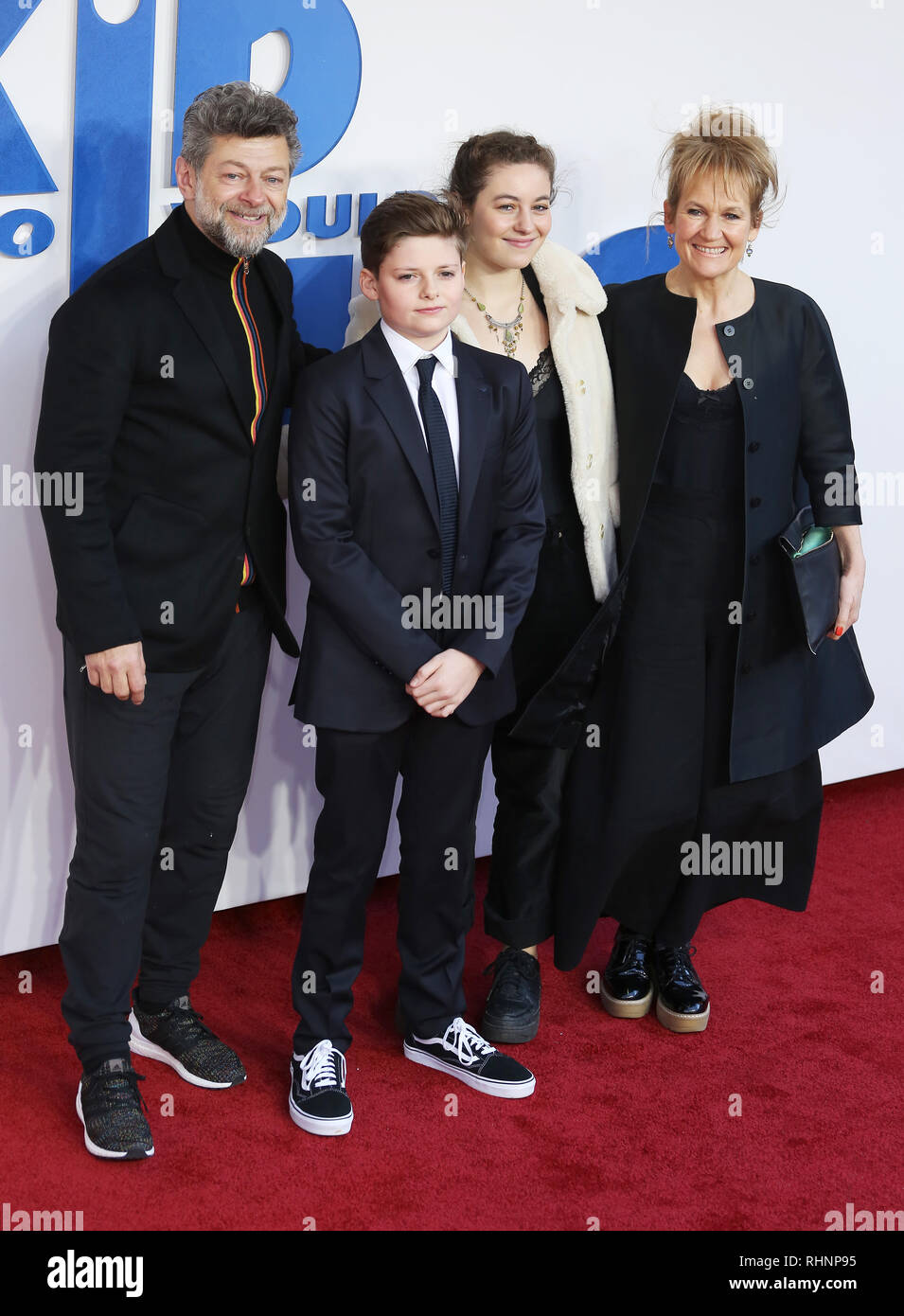 Andy Serkis, Louis Ashbourne Serkis et Lorraine Ashbourne vu assister à une projection de gala de la famille de l'enfant qui serait le roi à Odéon Luxe Leicester Square à Londres. Banque D'Images