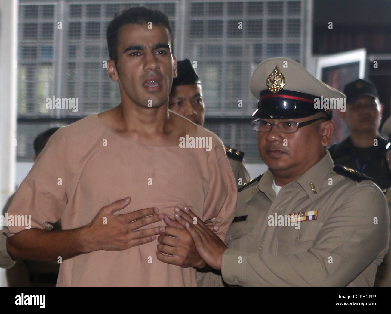 Bangkok, Thaïlande. Feb, 2019 4. Joueur de football bahreïni détenu Hakeem al-Araibi est vu escorté par des surveillants de la prison comme il arrive à la cour criminelle de présenter sa preuve pour lutter contre son extradition, après un procureur local a soutenu la demande d'extradition pour lui. Chaiwat Subprasom Crédit : SOPA/Images/ZUMA/Alamy Fil Live News Banque D'Images