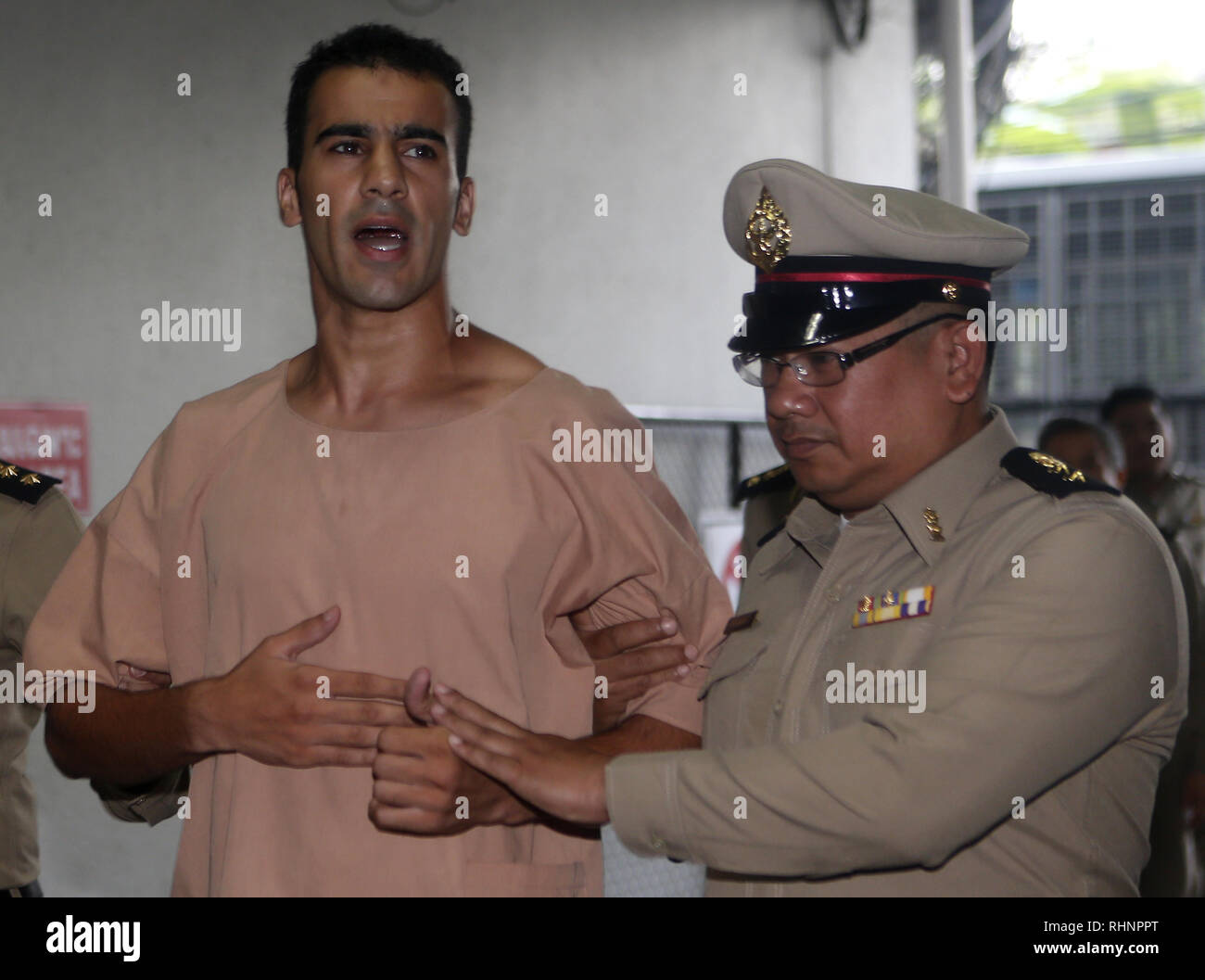 Bangkok, Thaïlande. Feb, 2019 4. Joueur de football bahreïni détenu Hakeem al-Araibi est vu escorté par des surveillants de la prison comme il arrive à la cour criminelle de présenter sa preuve pour lutter contre son extradition, après un procureur local a soutenu la demande d'extradition pour lui. Chaiwat Subprasom Crédit : SOPA/Images/ZUMA/Alamy Fil Live News Banque D'Images