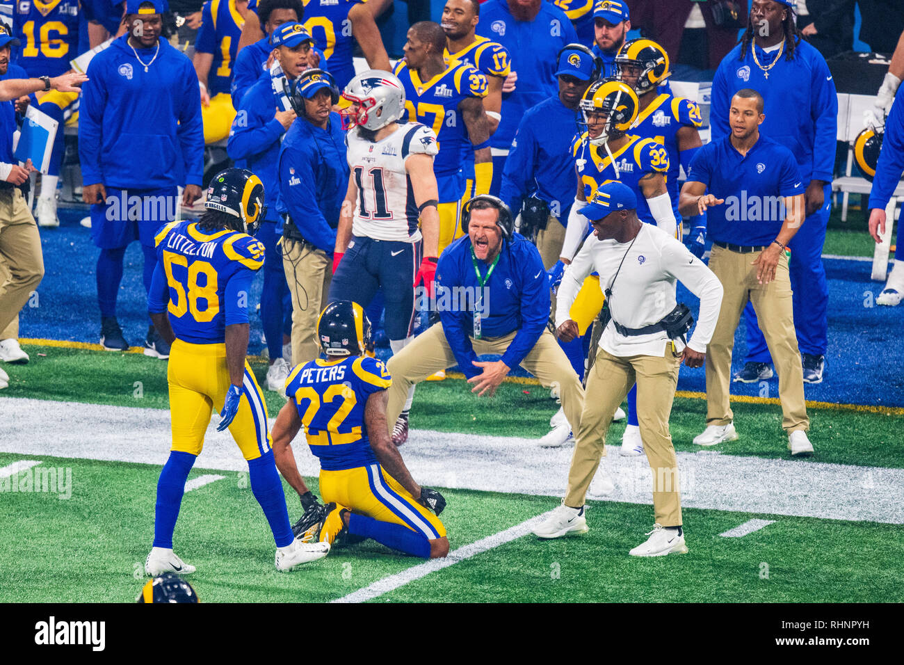 Atlanta, Georgia, USA. 06Th Feb 2019. Los Angeles Rams Marcus évoluait Peters (22) après sa rupture un passage durant le Super Bowl XVI/B entre les Los Angeles Rams et les New England Patriots le dimanche 3 février 2019 au Stade Mercedes-Benz à Atlanta, GA. Jacob Kupferman/CSM Crédit : Cal Sport Media/Alamy Live News Banque D'Images