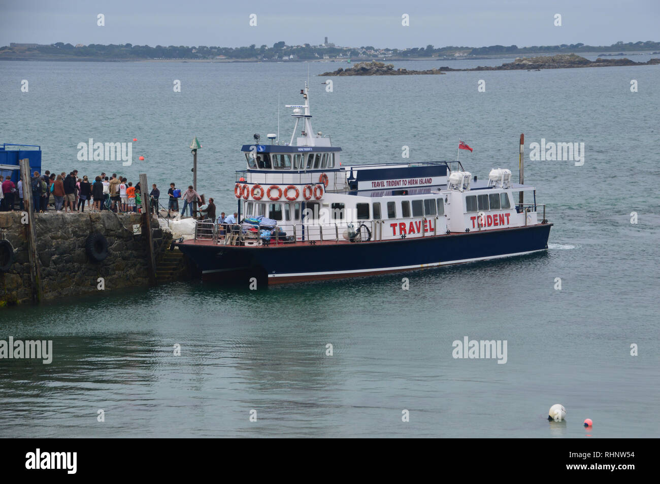Les passagers de descendre le billet de ferry à l'île de Herm Trident de St Peter Port Guernsey, Channel Islands.UK. Banque D'Images
