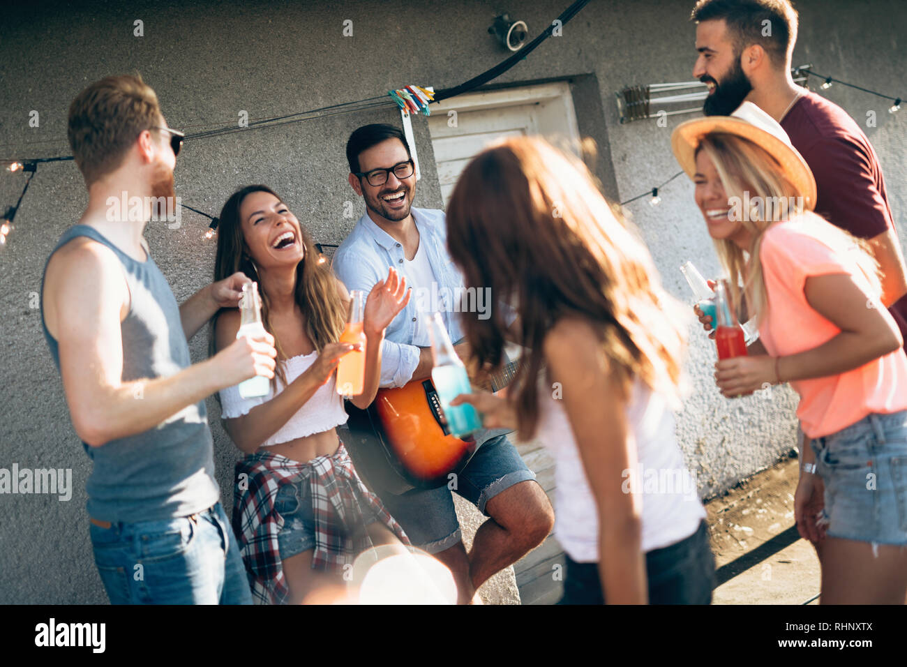 Groupe d'happy friends having party sur le toit Banque D'Images