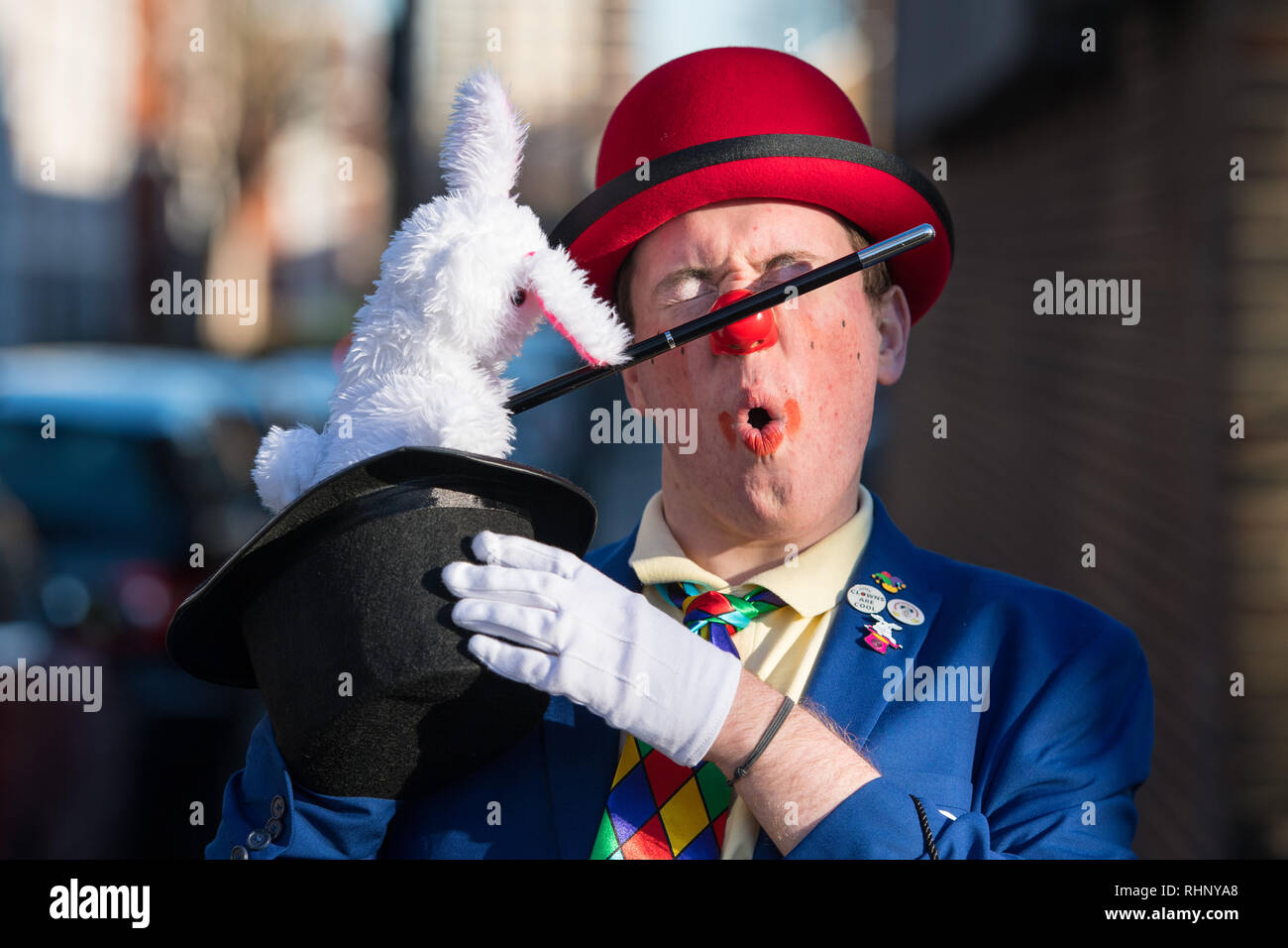 PJ le clown magique avec son lapin arachides avant les clowns International annual Joseph Grimaldi service commémoratif à All Saints à Hackney, à Londres. Banque D'Images