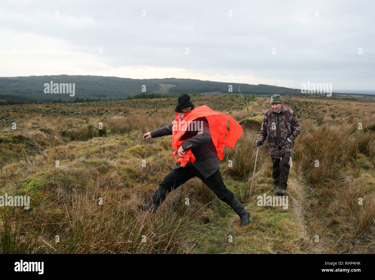 Mick Dowling (à gauche) fait son chemin jusqu'à la 'Milking du bouc' festival sur Spink Hill Co., Offaly. Le festival célèbre Imbolc qui marque le début du printemps et est l'un des quatre festivals saisonniers celtique. Banque D'Images