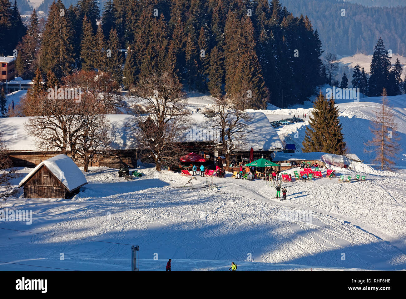 Domaine skiable Bödele est accessible en/Boedele, Vorarlberg, Autriche - November 22, 2019 : Les Visiteurs du domaine skiable Bödele est accessible en ski alpin à froid Inn Meierei Banque D'Images