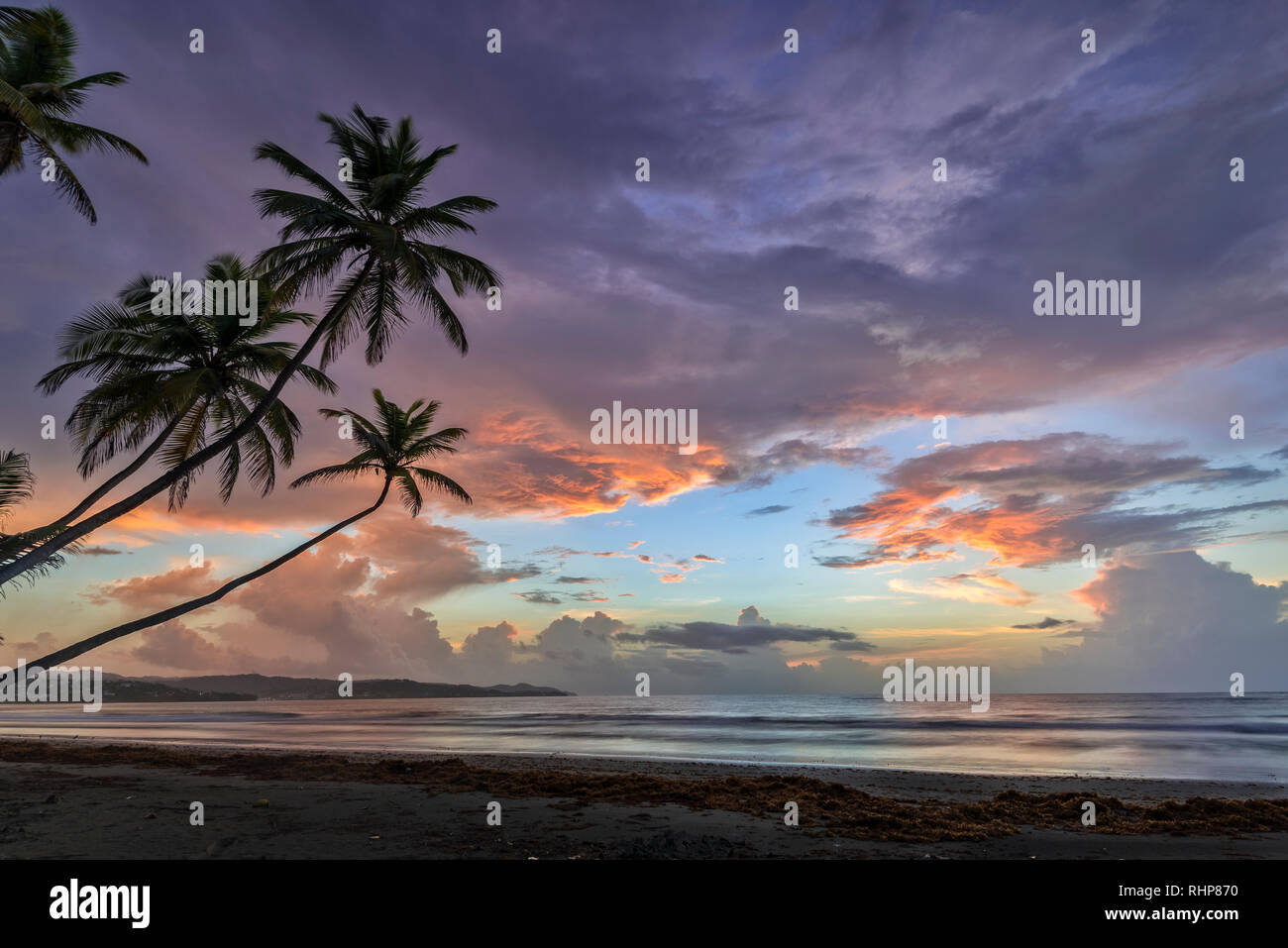 Lever du soleil à Magdalena Grand Beach Resort sur l'île de Tobago, Trinité-et-Tobago. Banque D'Images