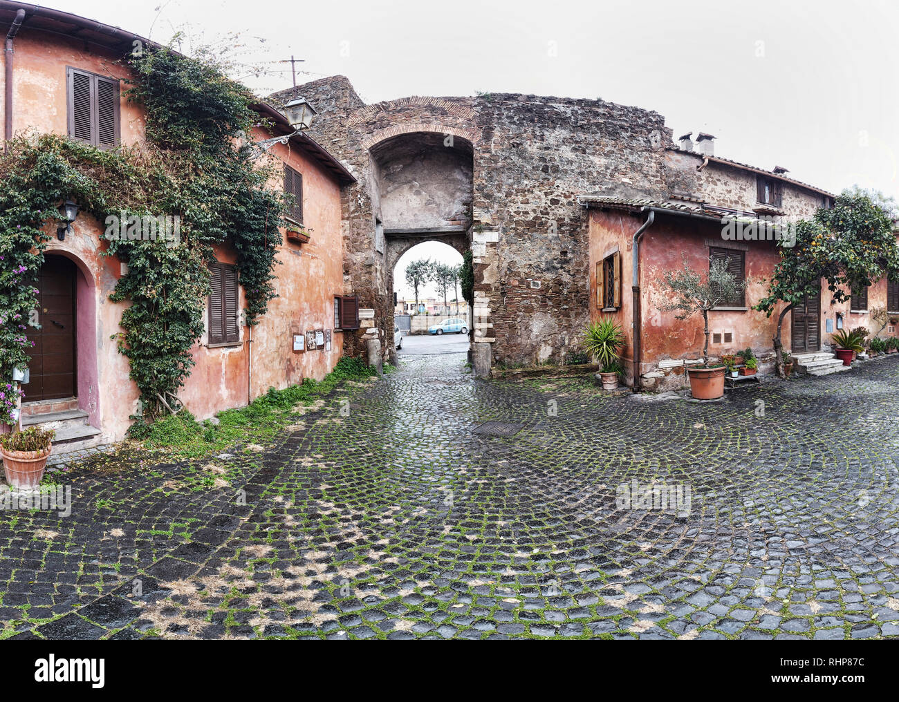 Ostia Antica Rome, Italie - 24 janvier 2019 : Paysage de village médiéval d'Ostia Antica et la vue de l'ancienne entrée, fusillade dans un ciel nuageux Banque D'Images