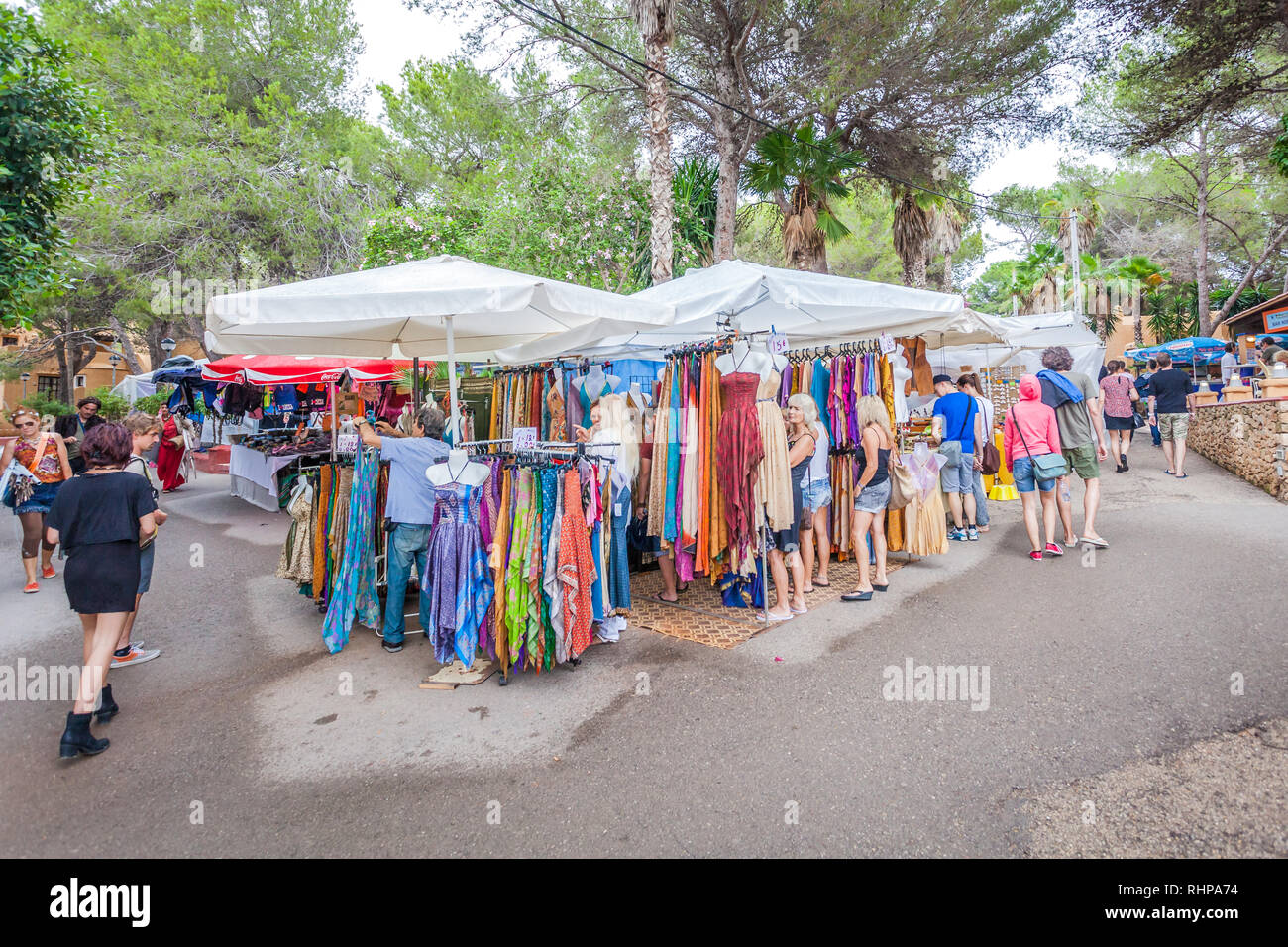 IBIZA / ESPAGNE - 01 octobre 2014 : Marché Hippie de Punta Arabi est un lieu célèbre de l'île où les artistes vend de l'artisanat et de souvenirs Banque D'Images