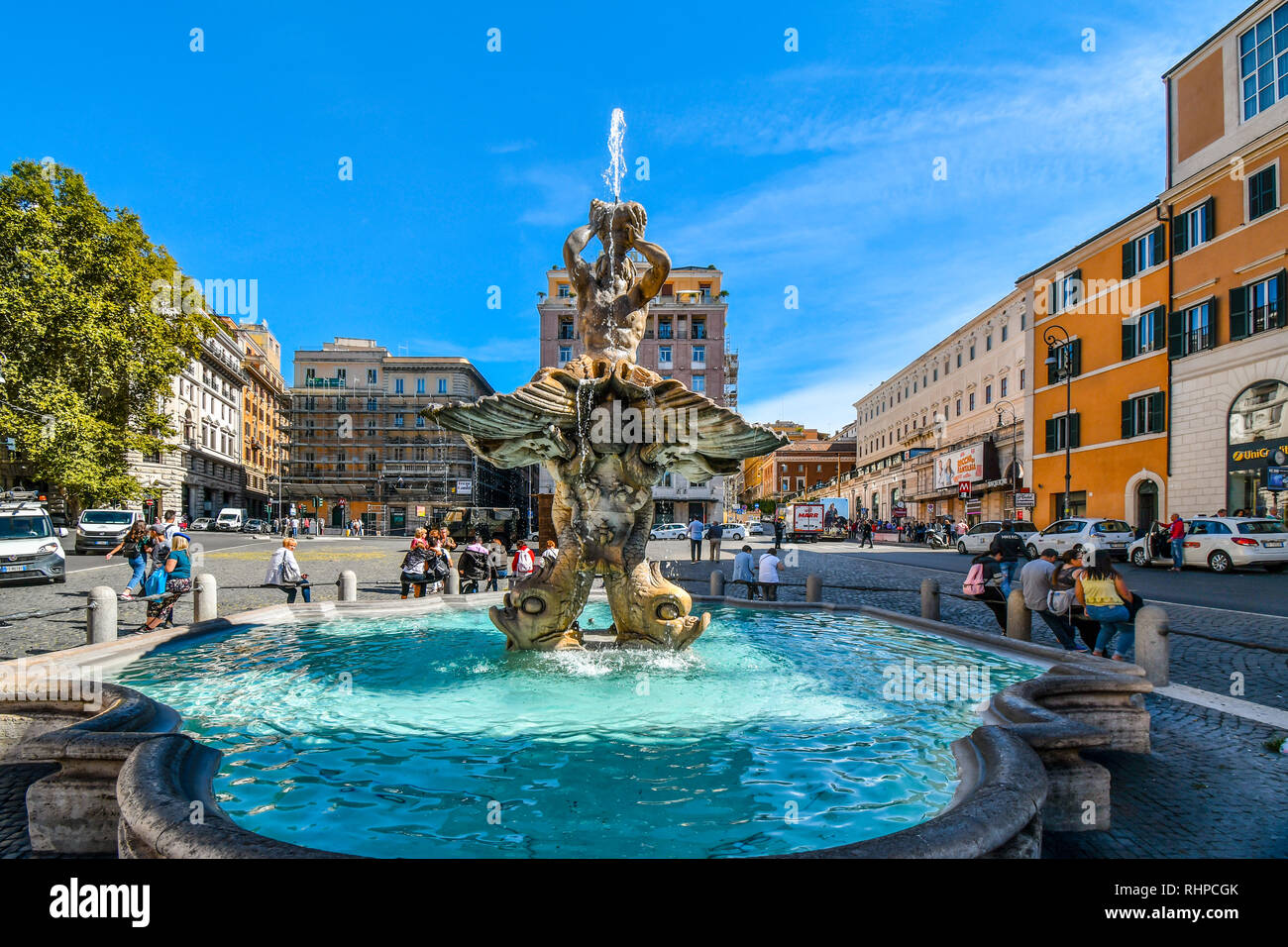 Les touristes et les habitants visiter la fontaine du Triton, sur la Piazza Barberini, par Gian Lorenzo Bernini, un chef-d'sculpture baroque à Rome, Italie Banque D'Images