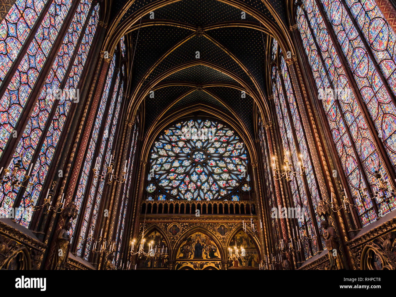 PARIS, FRANCE - 18 MAI 2016 : Bel intérieur de la Sainte-Chapelle (Sainte Chapelle), une chapelle gothique médiévale royale à Paris, France Banque D'Images