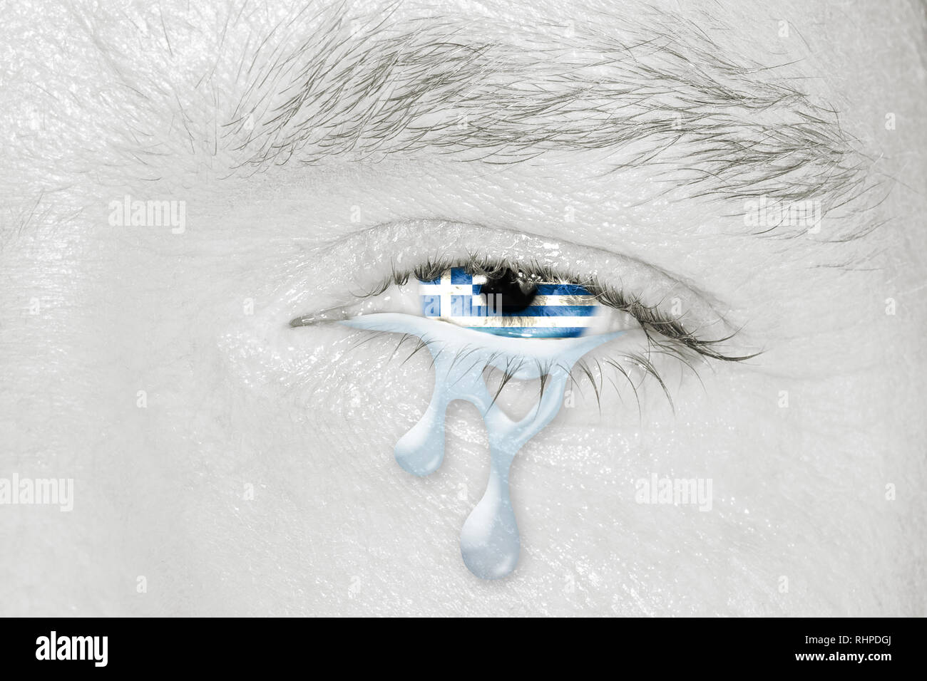Pleurer oeil avec le drapeau de la Grèce dans iris noir et blanc sur la face. Concept de tristesse pour la douleur à propos de la crise financière grecque, d'austérité financière, Banque D'Images