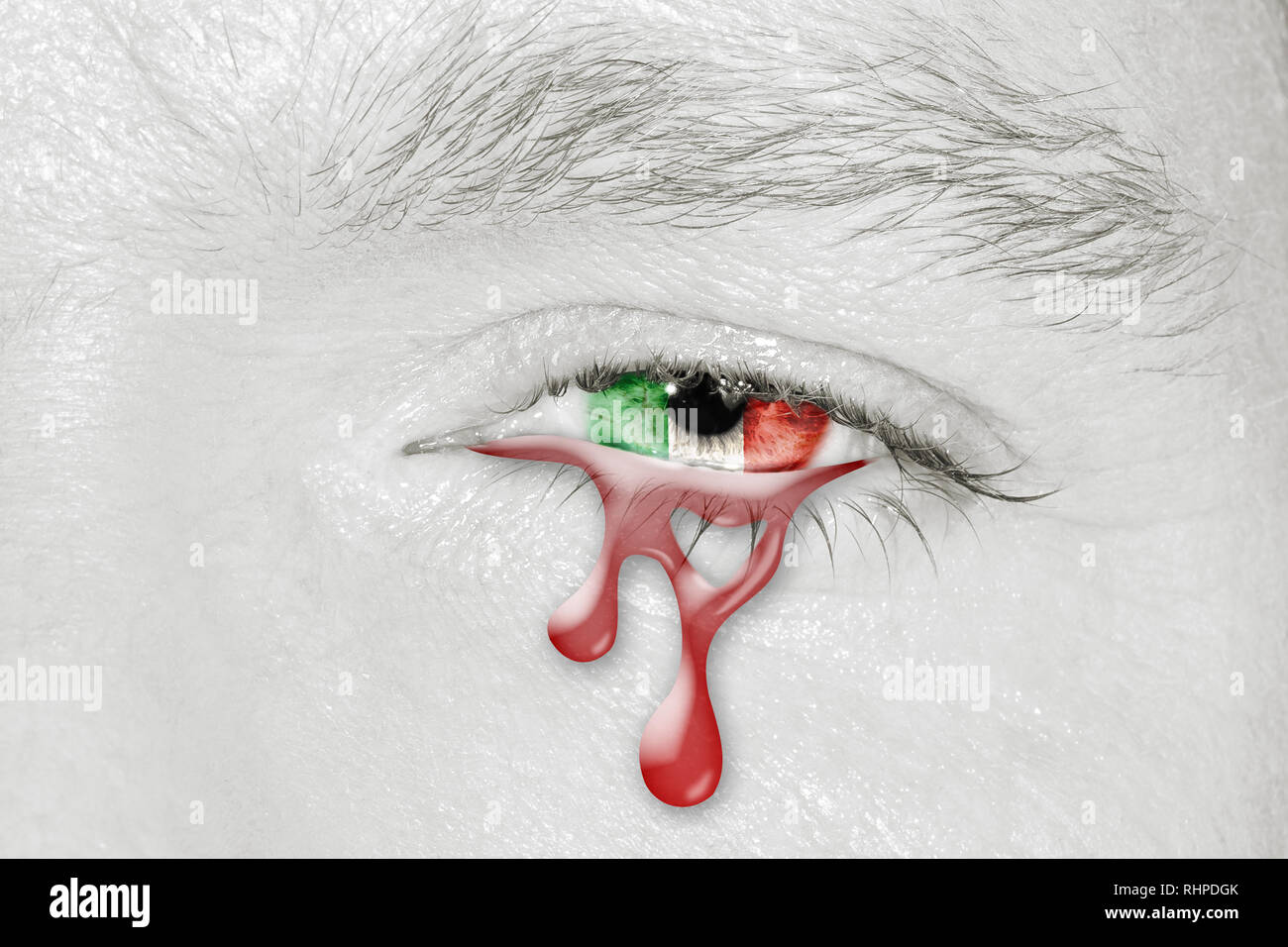 Pleurer avec l'œil sanglant Drapeau Italie iris. Concept de tristesse pour l'italien à propos de la douleur, d'austérité crise financière, planification financière et patriotique Banque D'Images