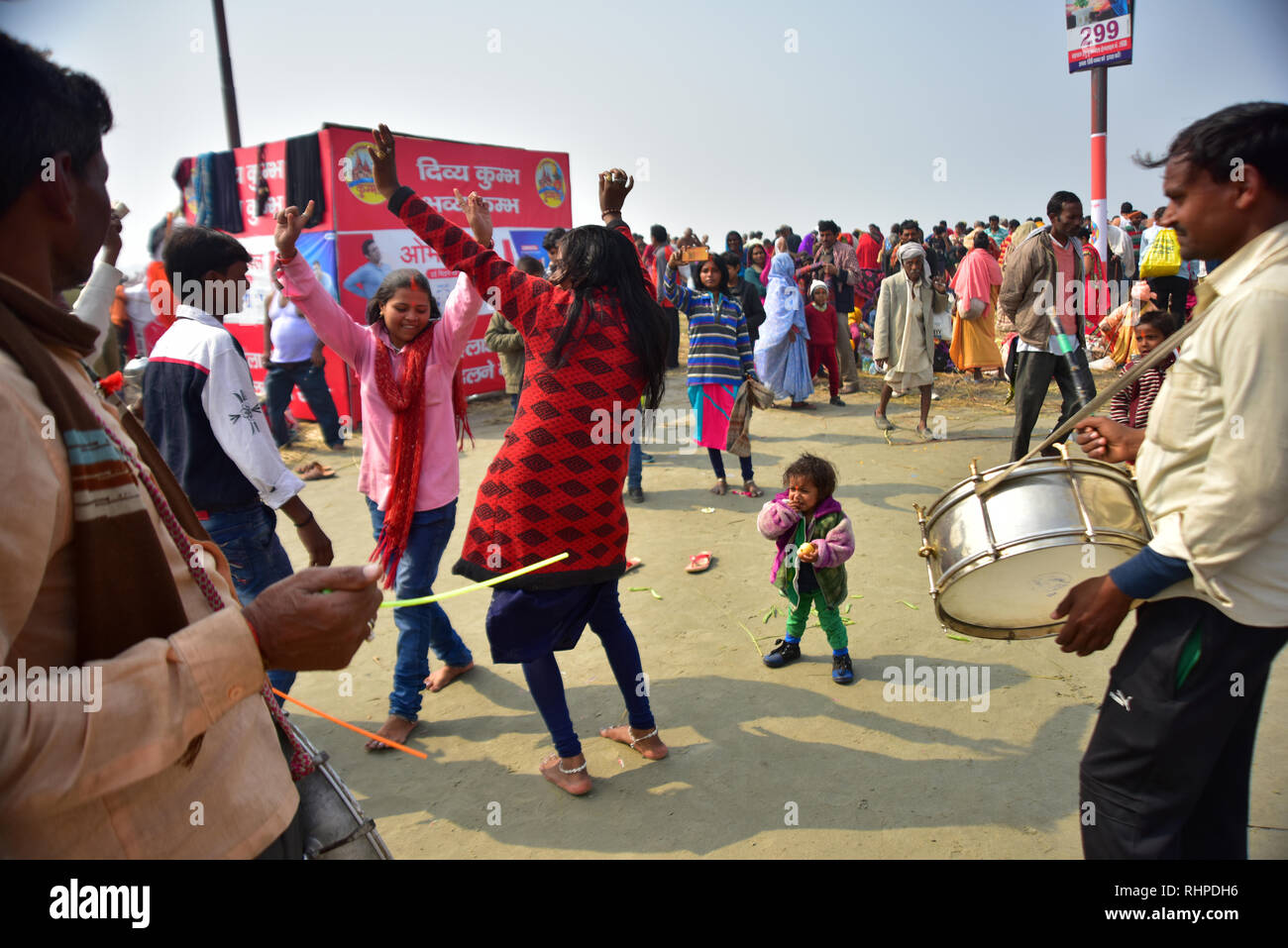 Pèlerins vu danser sur les beats de musicien pendant le pèlerinage. Kumbh Mela, l'un des plus grands congrégation de l'homme sur terre. 3 milliards de personnes sont attendues le jour de 2e Shahi Snan le 4 février, et des mesures sont prises en conséquence dans Prayagraj. Banque D'Images