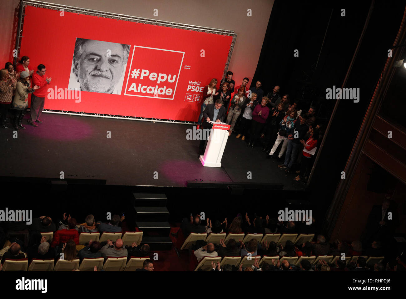 Pepu Hernandez, vu sur scène lors de la présentation. Pepu Hernandez, ancien entraîneur de basket-ball et candidat indépendant, fait une présentation au Théâtre de la Latina à propos de sa candidature pour le poste de maire de Madrid. Banque D'Images