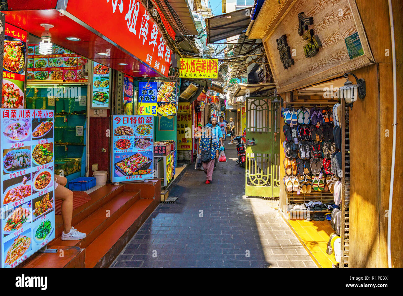 XIAMEN, CHINE - 09 OCTOBRE : rue commerçante avec des restaurants locaux et de stands près de Zhongshan Road le 09 octobre 2018 à Xiamen Banque D'Images