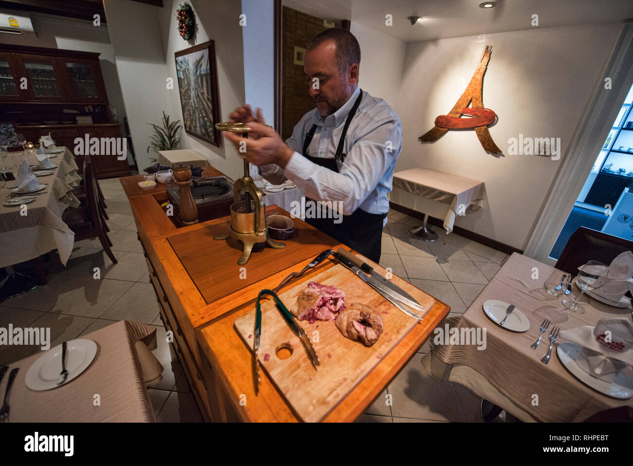 Le chef français Préparer le canard pressé, Bangkok, Thaïlande Banque D'Images