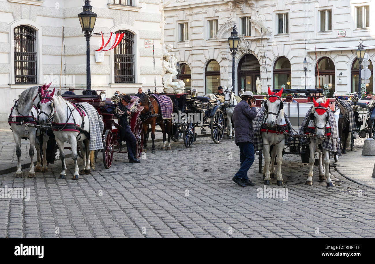 Calèches attendent les touristes en face de la Hofburg sur Michaelerplatz à Vienne, Autriche Banque D'Images