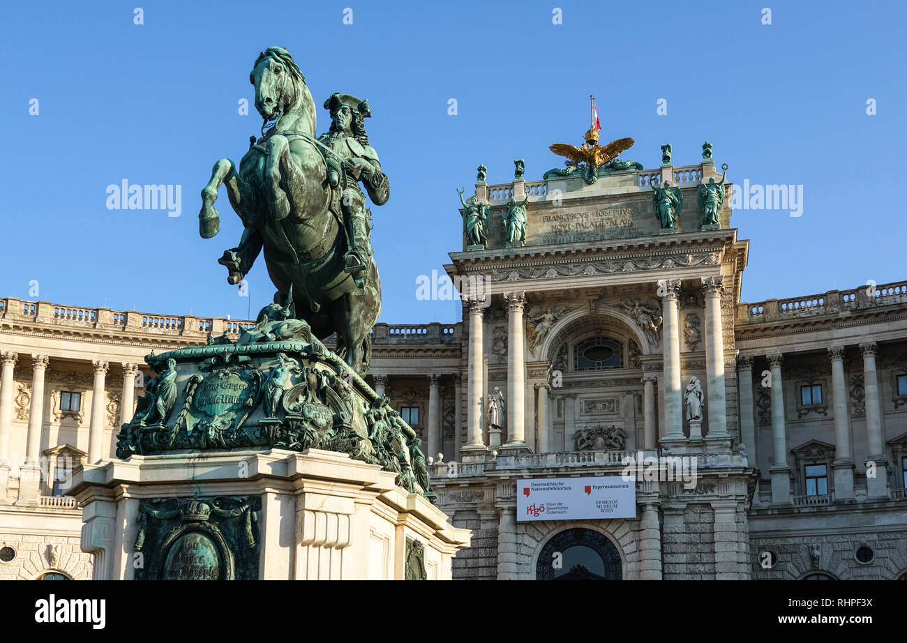 Statue équestre du prince Eugène de Savoie sur la Heldenplatz à Vienne, Autriche avec la Hofburg dans l'arrière-plan Banque D'Images