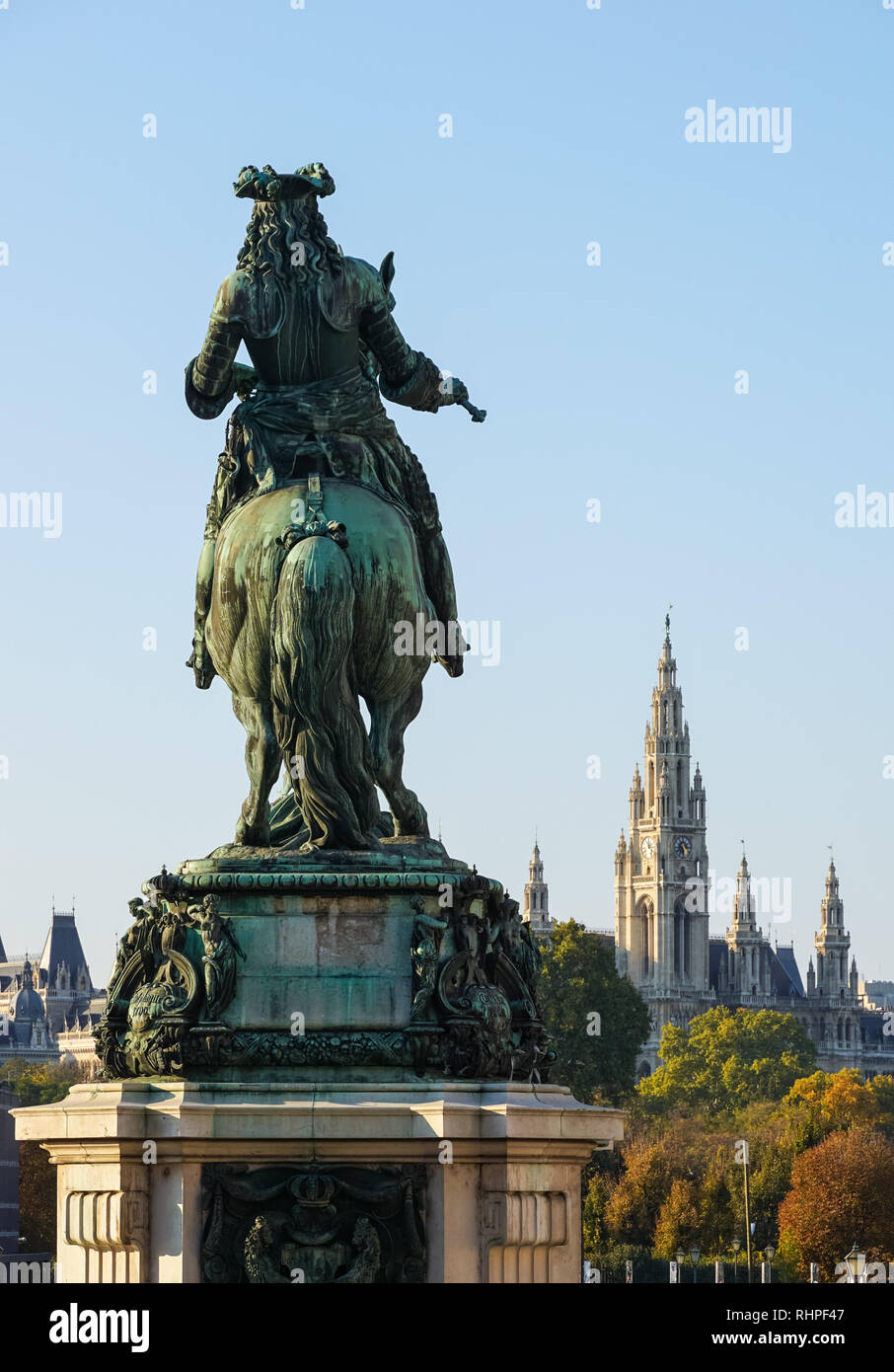 Statue équestre du prince Eugène de Savoie sur la Heldenplatz à Vienne, Autriche avec l'hôtel de ville en arrière-plan Banque D'Images